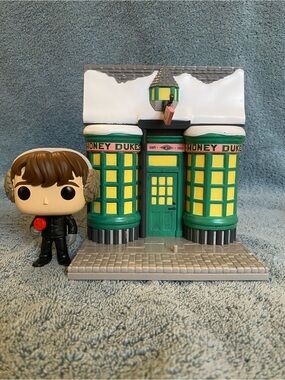 Funko Pop! Deluxe Harry Potter Hogsmeade Neville Longbottom with Honeydukes #155